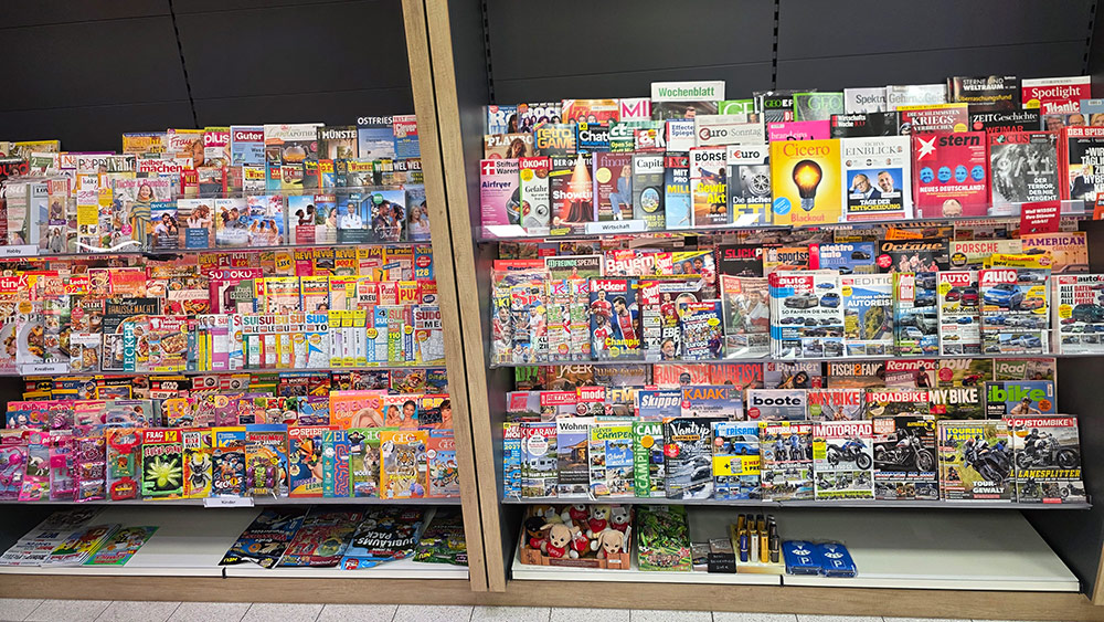 Zeitschriftenregal in unserem Laden