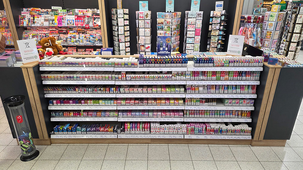 Regal mit Tabakwaren und E-Zigaretten in unserem Laden